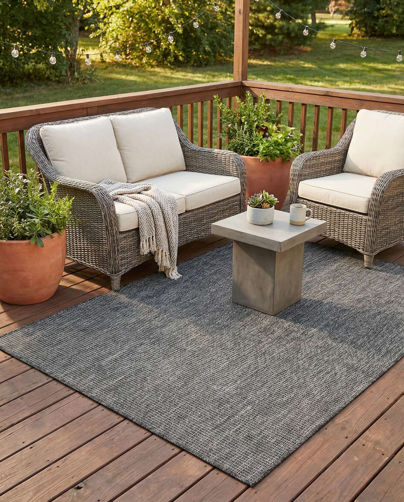 4' x 6' Easy-Clean Solid Indoor / Outdoor Rug