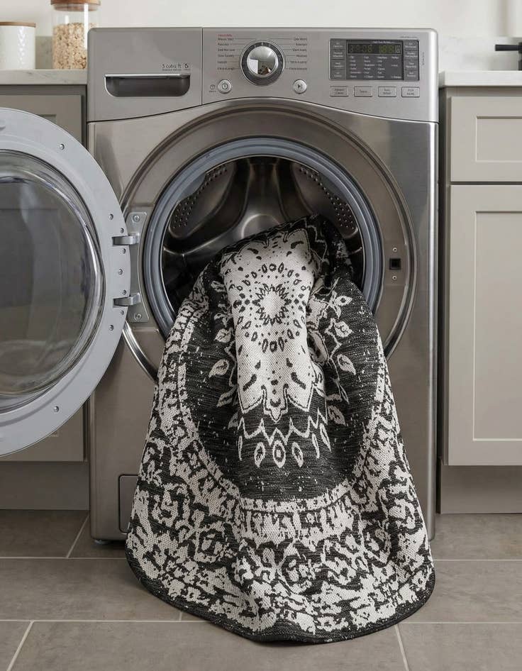 Detail image of  6' x 6'  Washable Traditional Indoor / Outdoor Round Rug