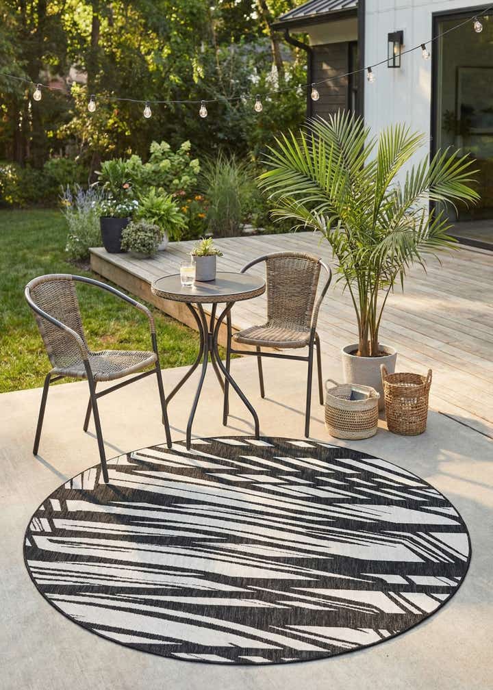 6' 1 x 6' 1 Easy-Clean Modern Indoor / Outdoor Round Rug