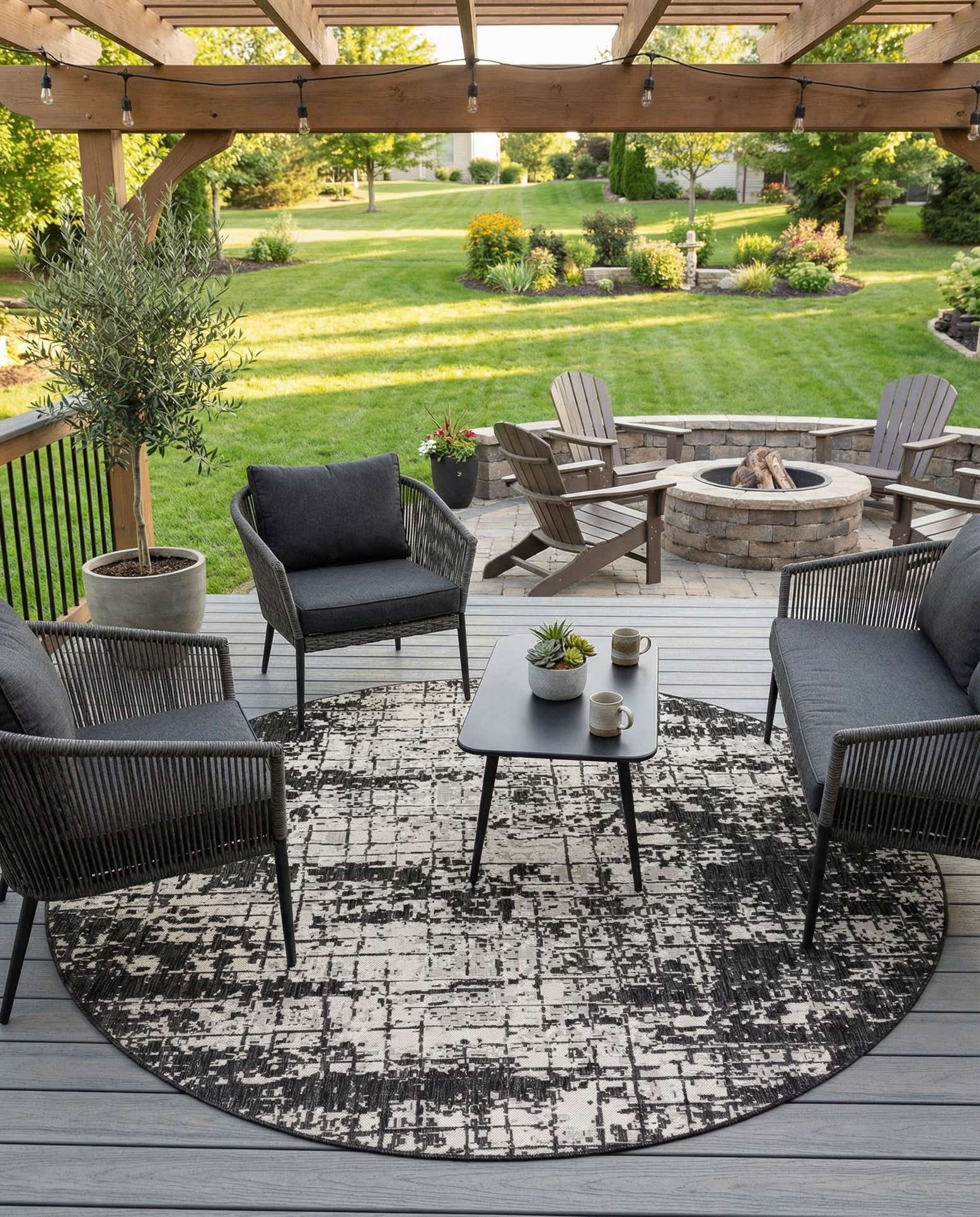 7' 10 x 7' 10 Easy-Clean Modern Indoor / Outdoor Round Rug