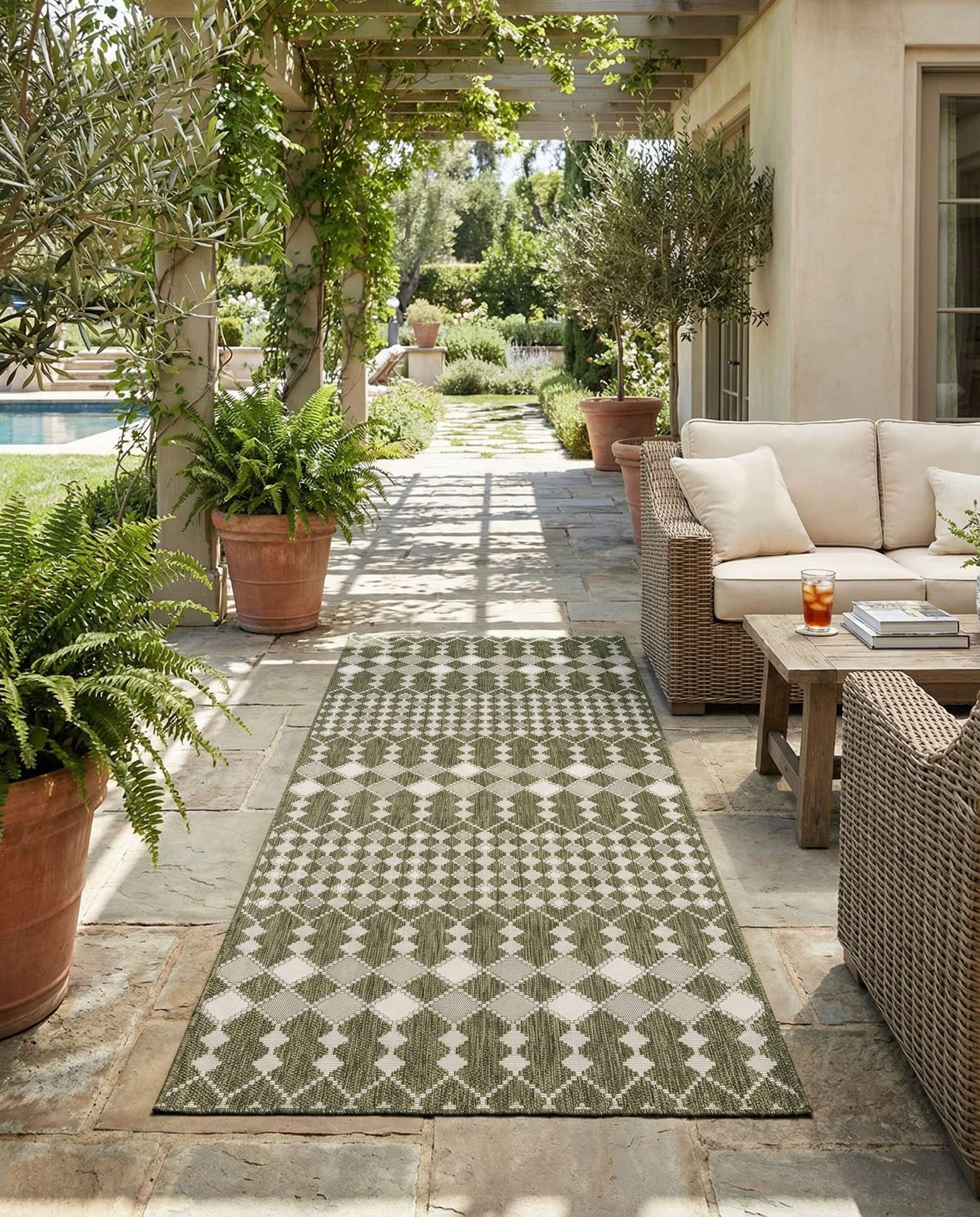 6' x 15' Easy-Clean Lattice Indoor / Outdoor Runner Rug