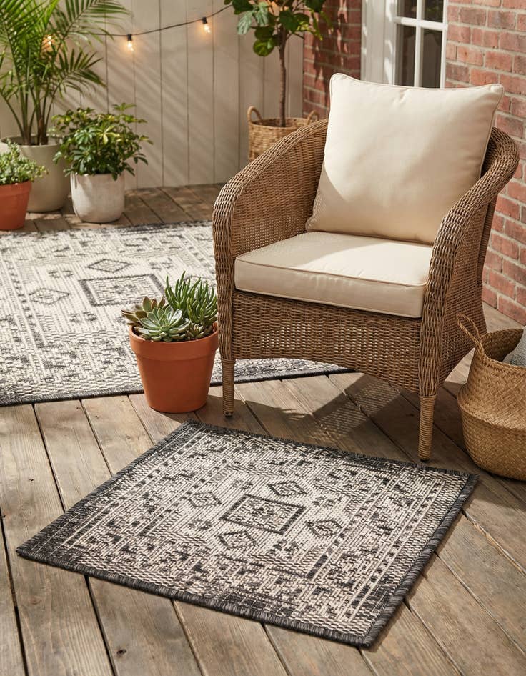 Detail image of 1' 4 x 1' 4  Washable Aztec Indoor / Outdoor Sample Rug
