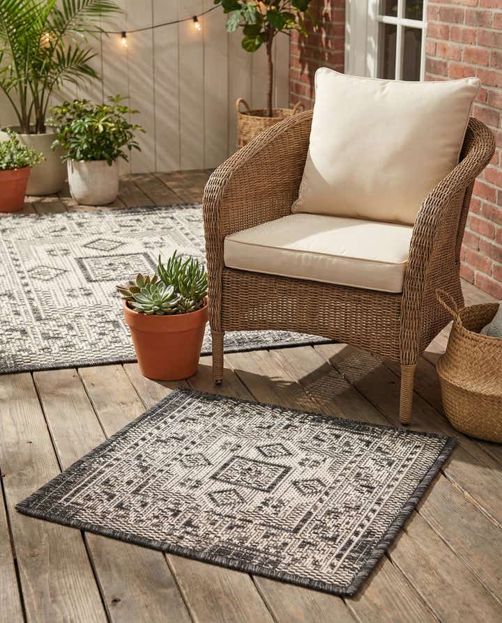 1' 4 x 1' 4 Easy-Clean Aztec Indoor / Outdoor Sample Rug