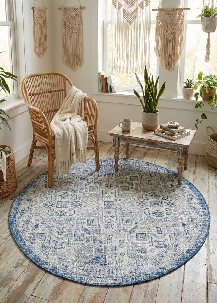 5' 3 x 5' 3 Easy-Clean Aztec Indoor / Outdoor Round Rug