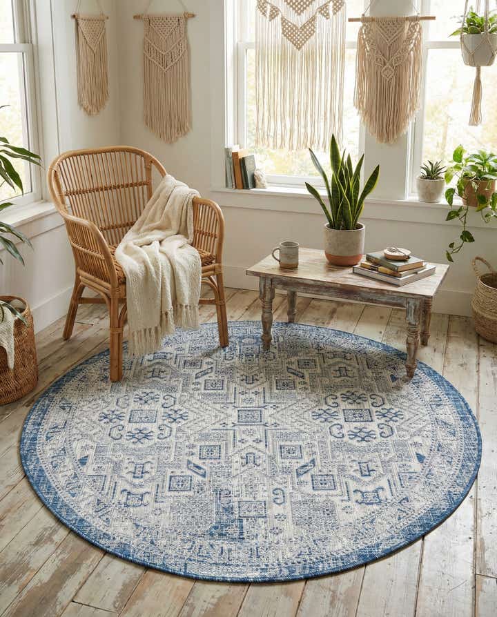 5' 3 x 5' 3 Easy-Clean Aztec Indoor / Outdoor Round Rug