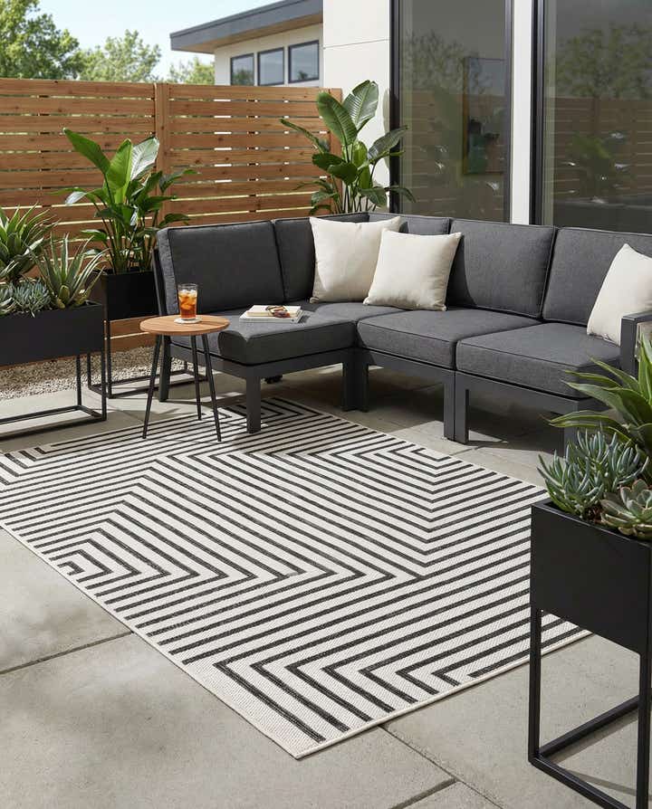 4' x 6' Easy-Clean Modern Indoor / Outdoor Rug