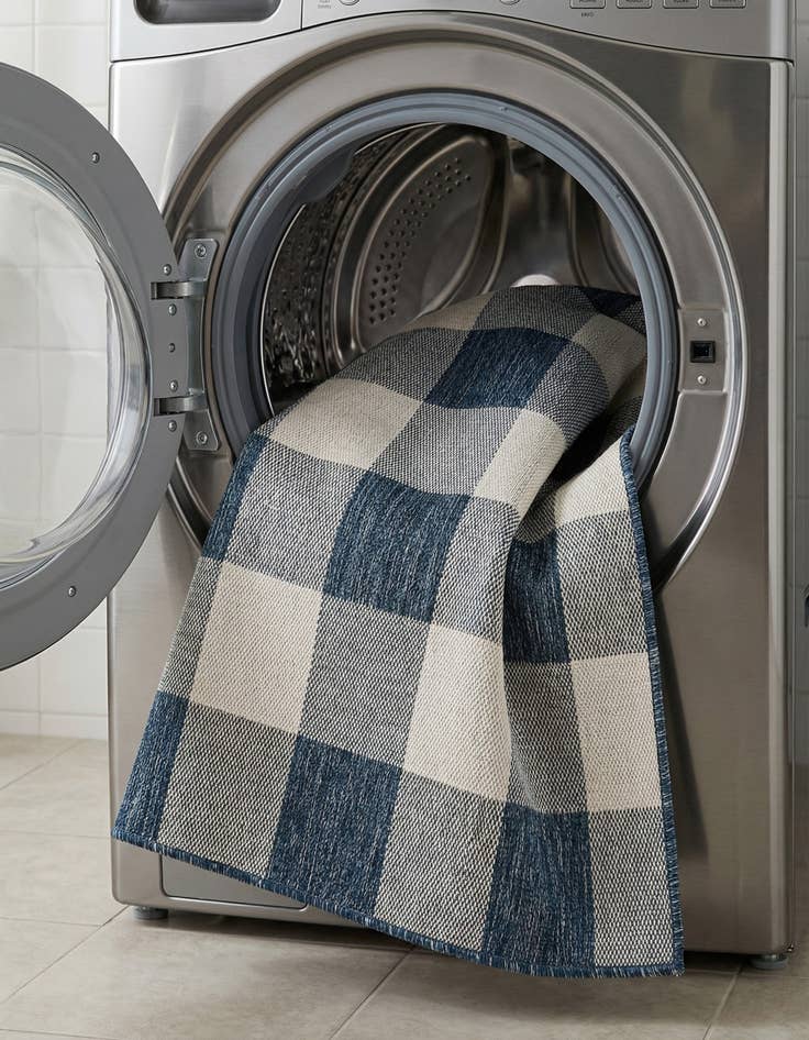 Detail image of  5' 3 x 8'  Washable Checkered Indoor / Outdoor Rug