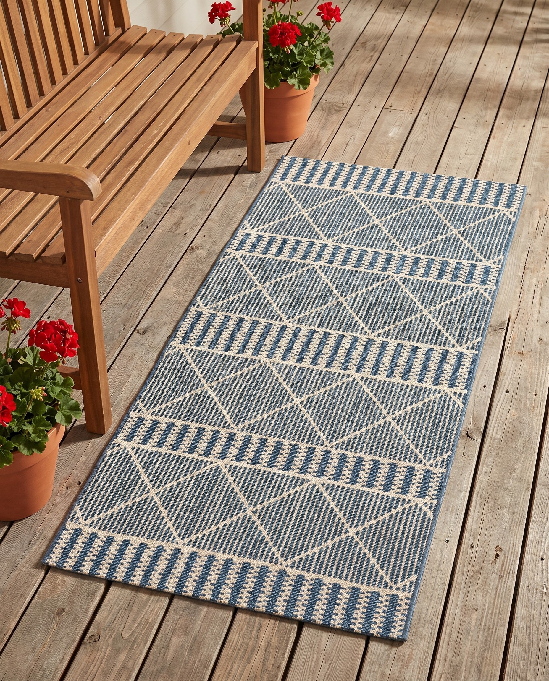 2' 7 x 5' 3 Easy-Clean Lattice Indoor / Outdoor Runner Rug