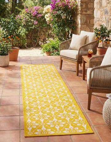 2' 7 x 12' Easy-Clean Lattice Indoor / Outdoor Runner Rug