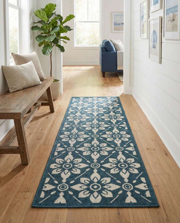 2' x 6' Easy-Clean Lattice Indoor / Outdoor Runner Rug