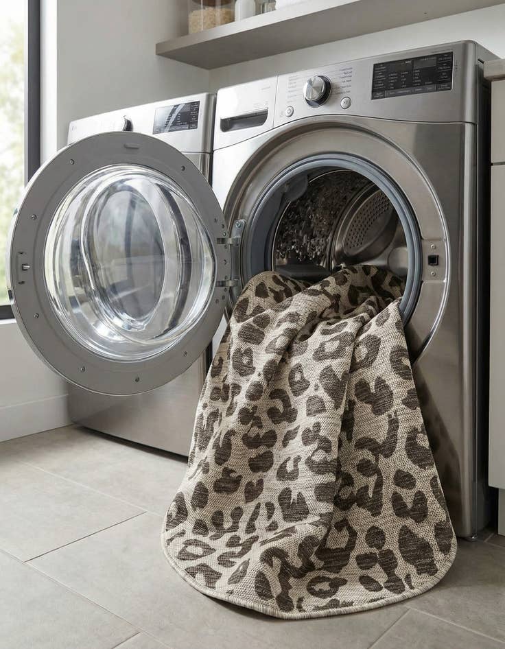 Detail image of  5' 3 x 5' 3  Washable Safari Indoor / Outdoor Round Rug