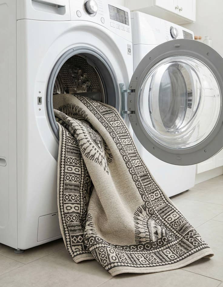 Detail image of 7' 10 x 10'  Washable Traditional Indoor / Outdoor Rug