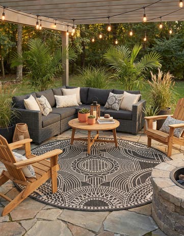 10' x 10' Easy-Clean Traditional Indoor / Outdoor Round Rug