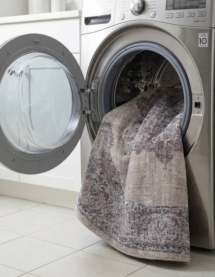 Detail image of 7' 3 x 7' 3  Washable Mangata Round Rug