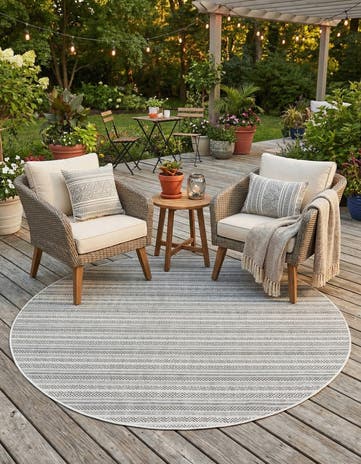 7' 10 x 7' 10 Easy-Clean Striped Indoor / Outdoor Round Rug