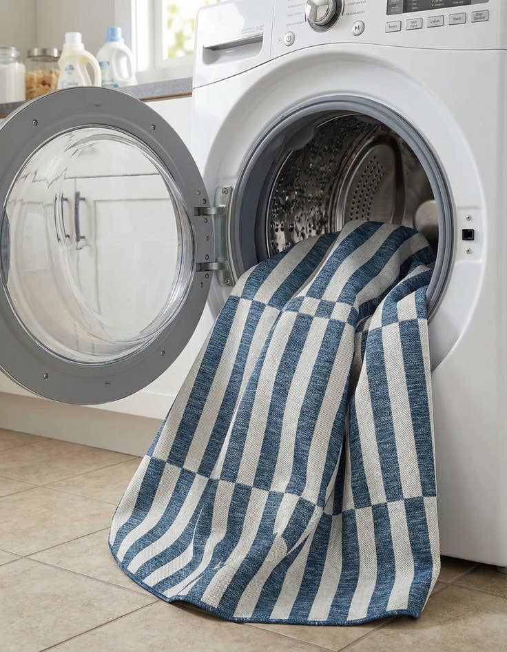 Detail image of 7' 10 x 7' 10  Washable Striped Indoor / Outdoor Round Rug