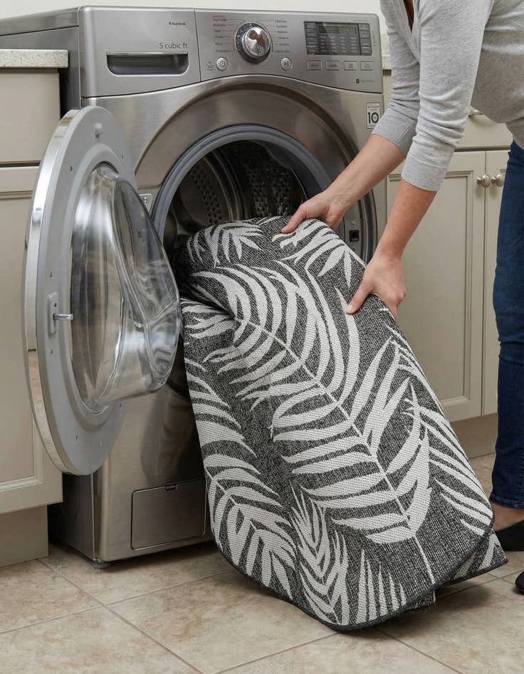 Detail image of 5' 3 x 5' 3  Washable Botanical Indoor / Outdoor Round Rug