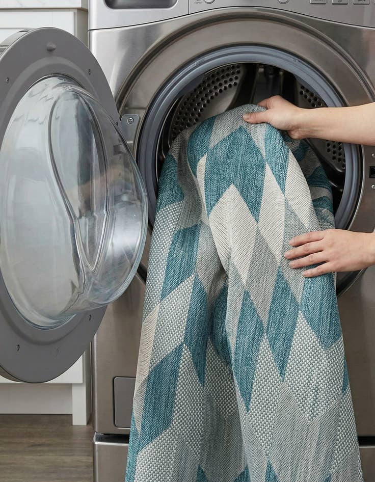 Detail image of 6' x 6'  Washable Modern Indoor / Outdoor Round Rug