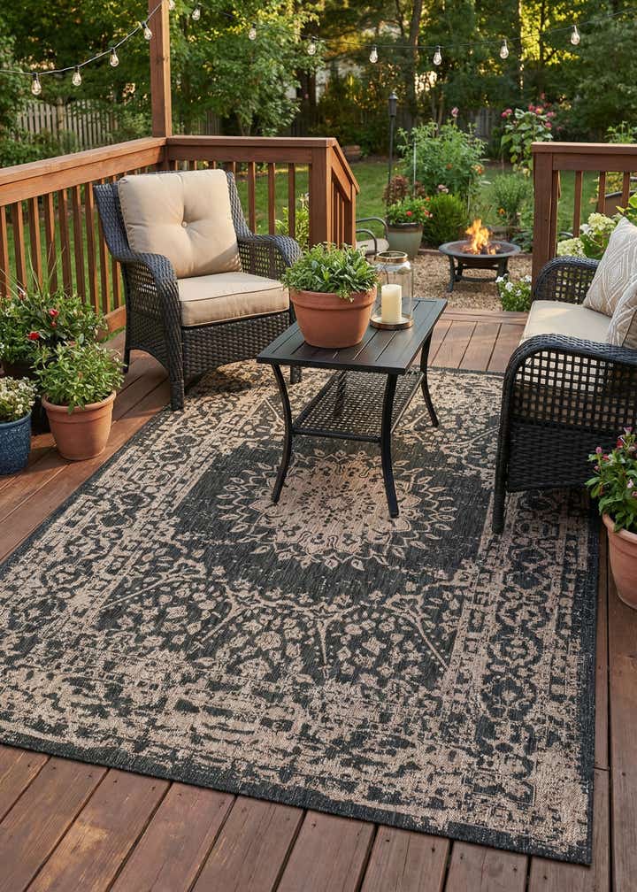 6' x 9' Easy-Clean Traditional Indoor / Outdoor Rug
