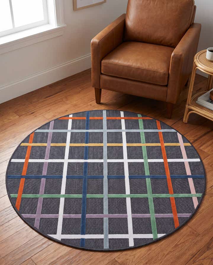 4' 5 x 4' 5 Easy-Clean Checkered Indoor / Outdoor Round Rug