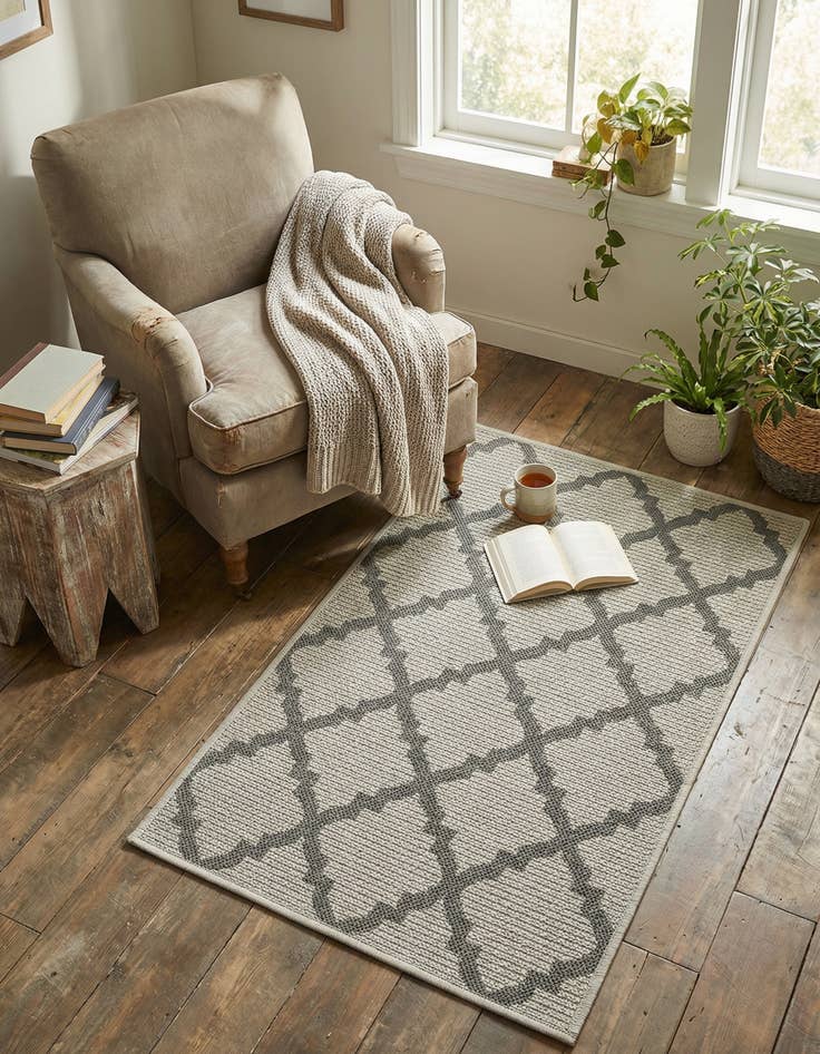 Detail image of 2' 2 x 3'  Washable Trellis Indoor / Outdoor Rug