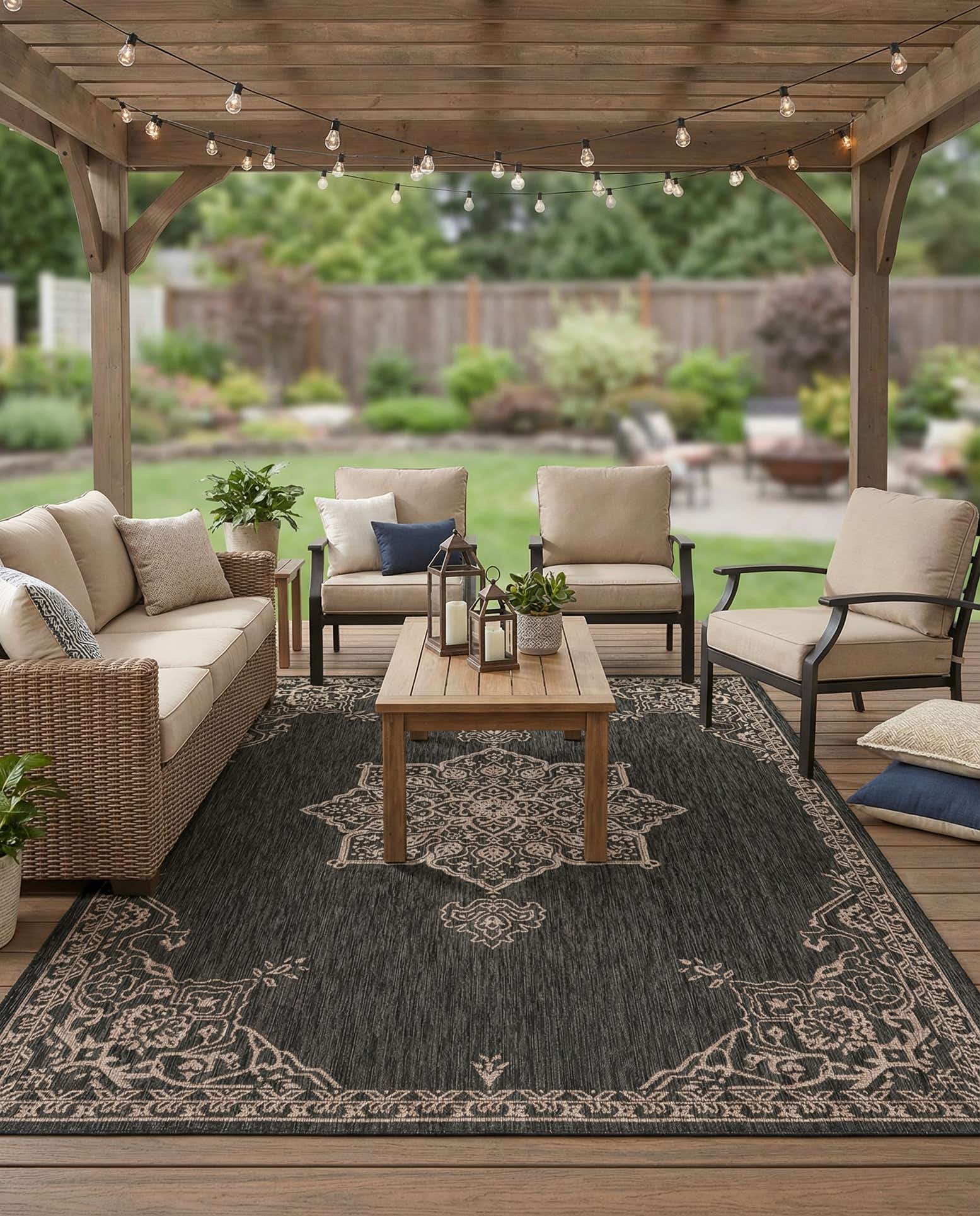 7' 10 x 11' Easy-Clean Traditional Indoor / Outdoor Rug