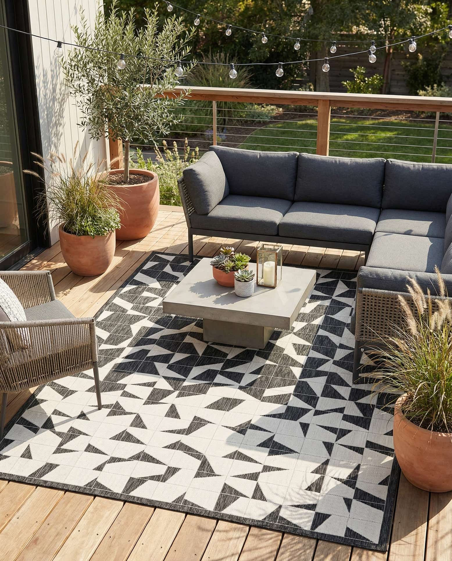 7' 10 x 10' Easy-Clean Modern Indoor / Outdoor Rug