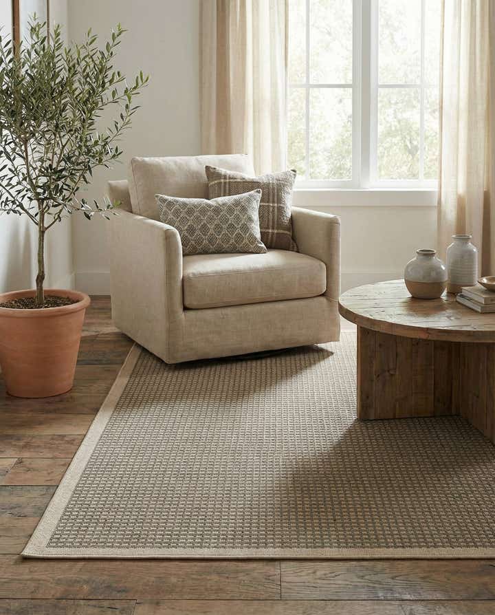 7' 10 x 7' 10 Easy-Clean Border Indoor / Outdoor Square Rug