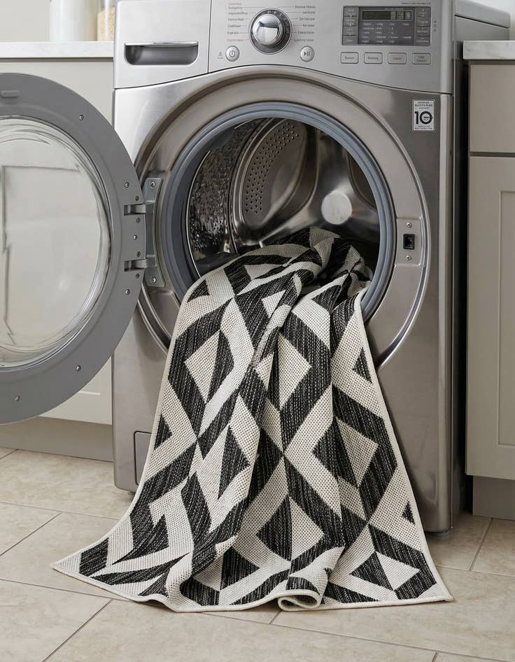 Detail image of 2' x 3'  Washable Jill Zarin Napa Indoor / Outdoor Rug