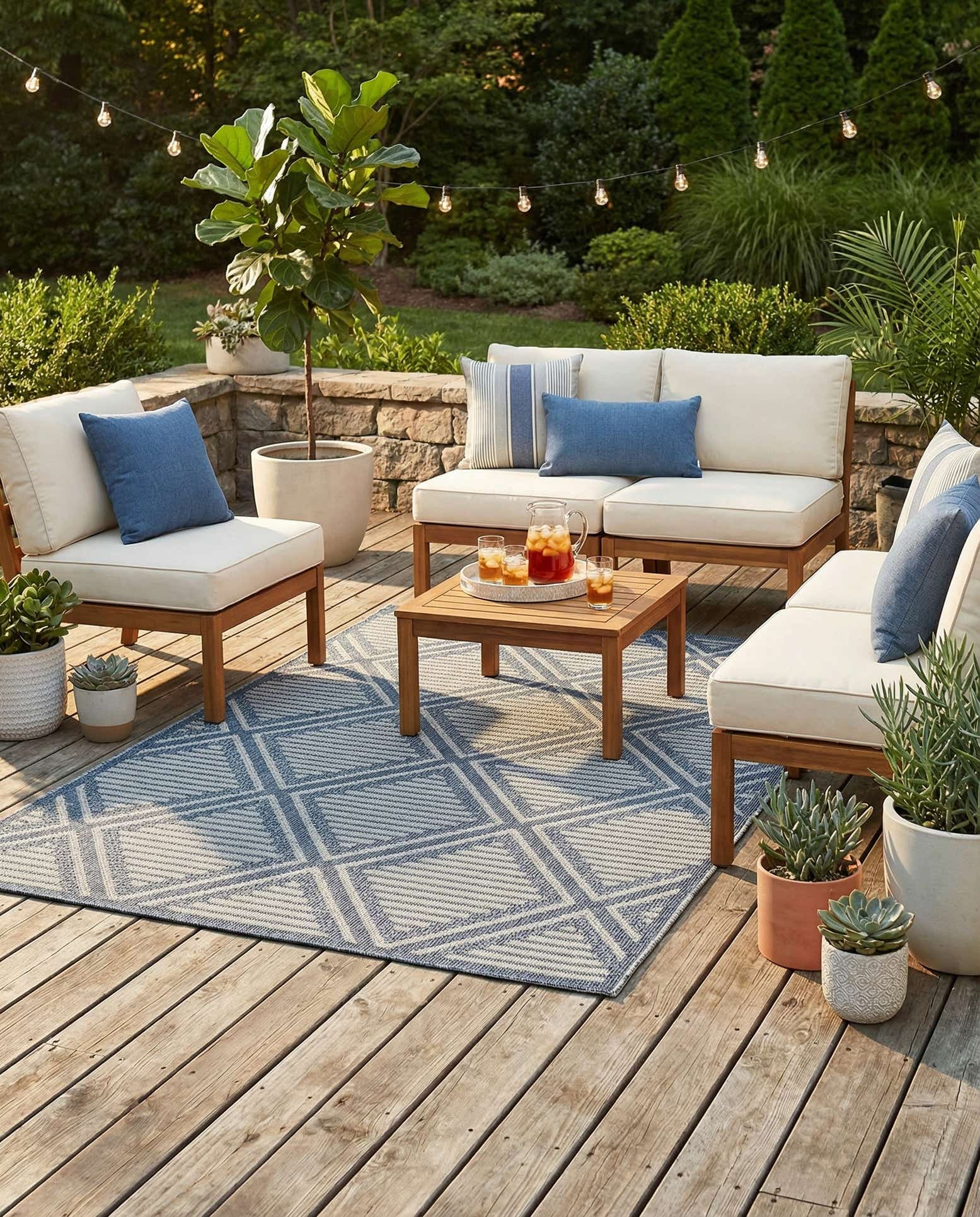 6' 1 x 9' Easy-Clean Lattice Indoor / Outdoor Rug