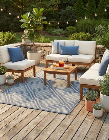 6' 1 x 9' Easy-Clean Lattice Indoor / Outdoor Rug