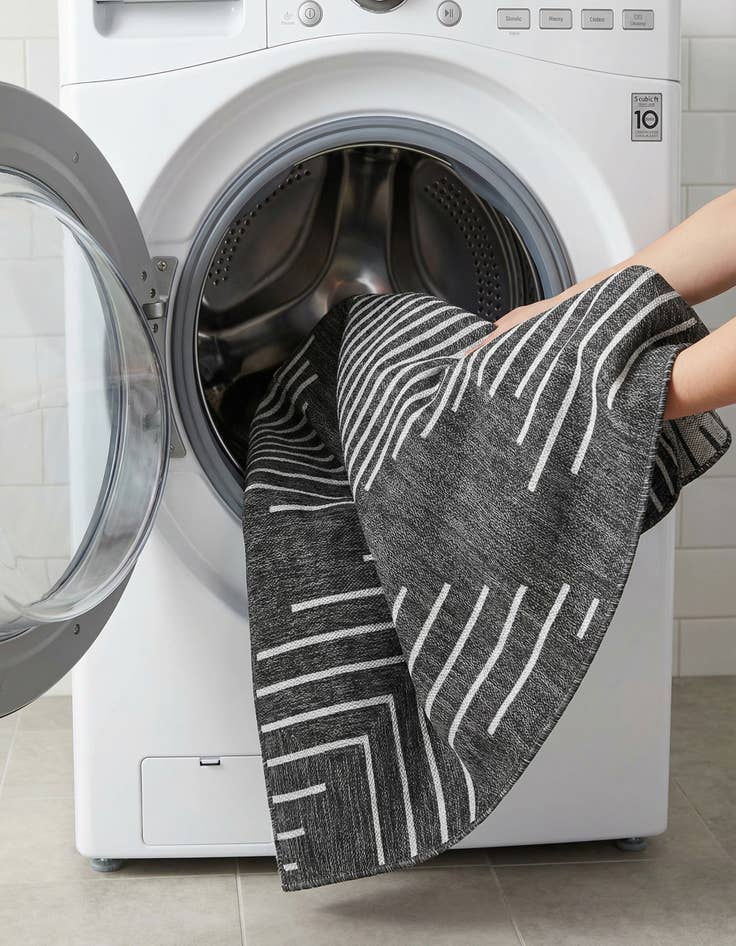 Detail image of 7' x 10'  Washable Modern Indoor / Outdoor Rug