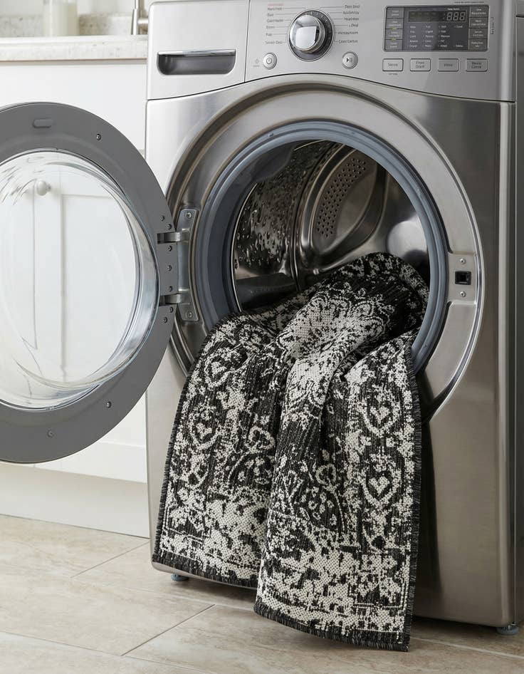 Detail image of 2' x 3'  Washable Traditional Indoor / Outdoor Rug