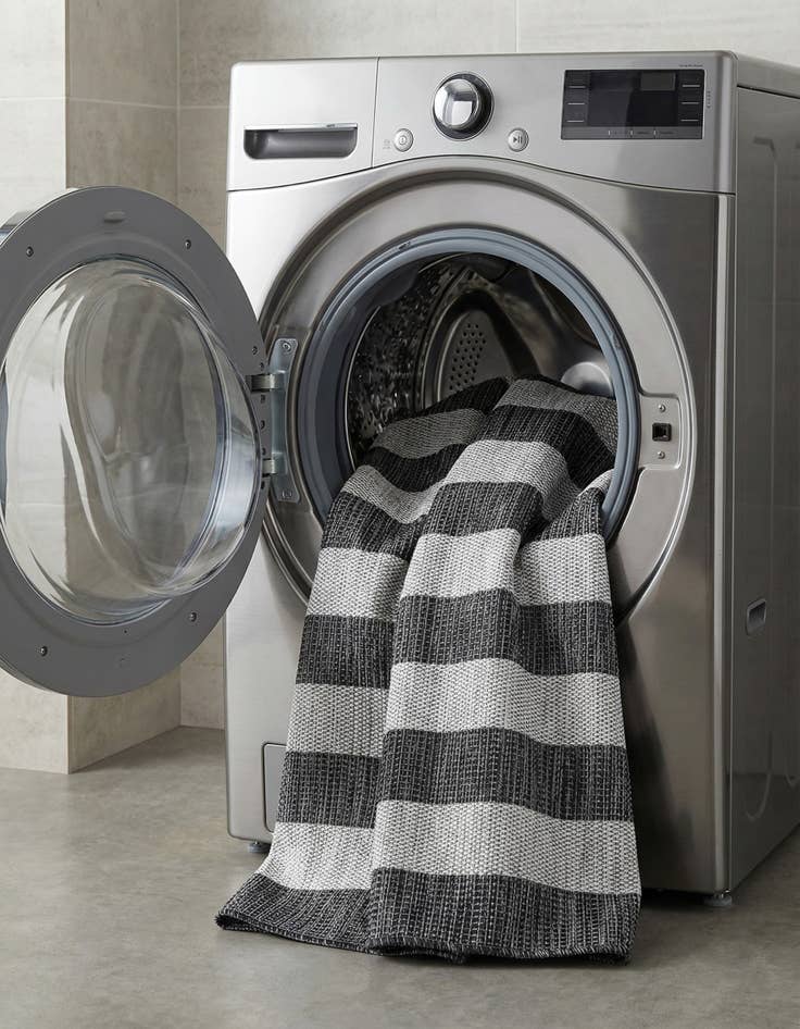 Detail image of  4' x 6'  Washable Ribbon Indoor / Outdoor Rug