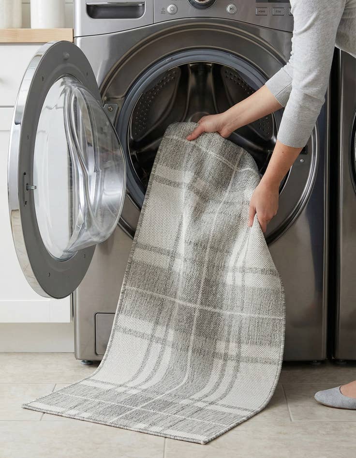 Detail image of 2' x 6'  Washable Checkered Indoor / Outdoor Runner Rug