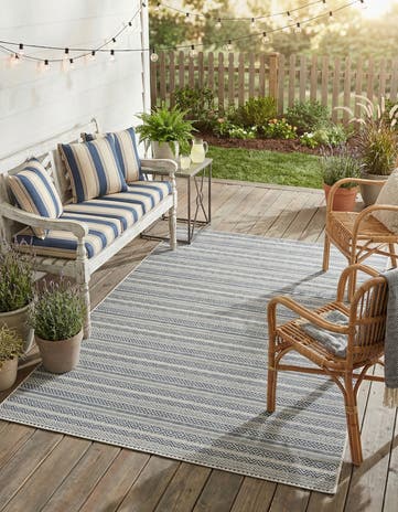 5' 3 x 8' Easy-Clean Ribbon Indoor / Outdoor Rug