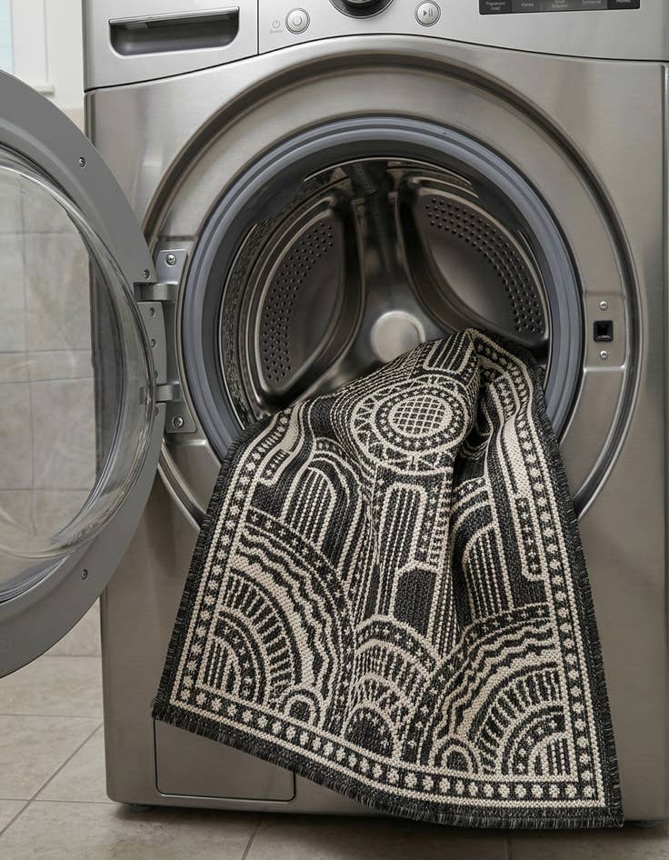 Detail image of  2' x 3'  Washable Traditional Indoor / Outdoor Rug