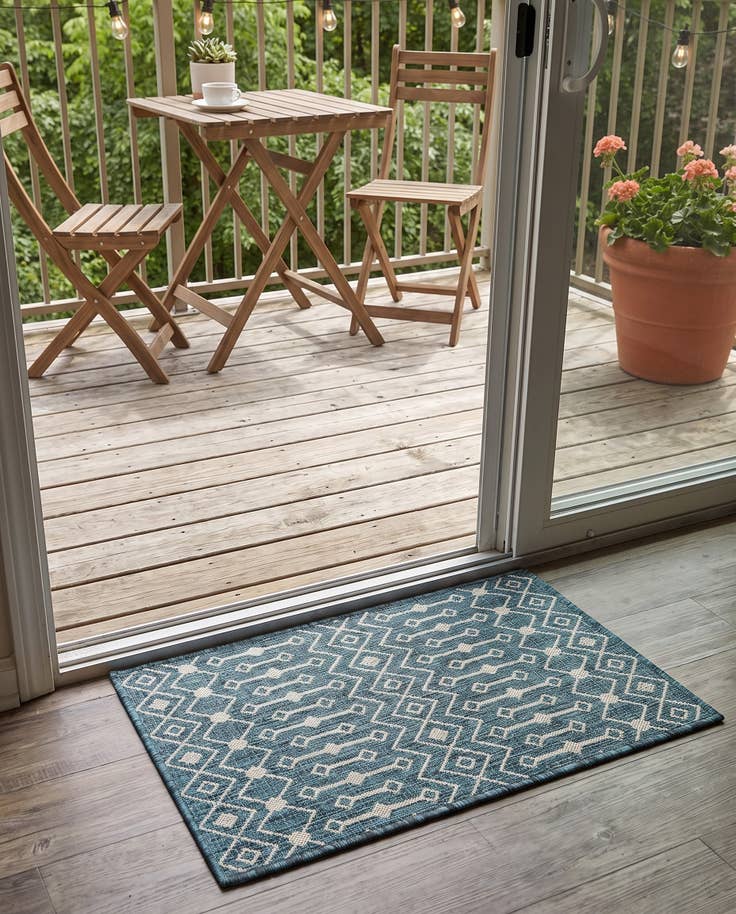 Detail image of 2' x 3' Easy-Clean Lattice Indoor / Outdoor Rug
