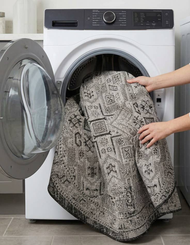 Detail image of 4' x 4'  Washable Aztec Indoor / Outdoor Round Rug