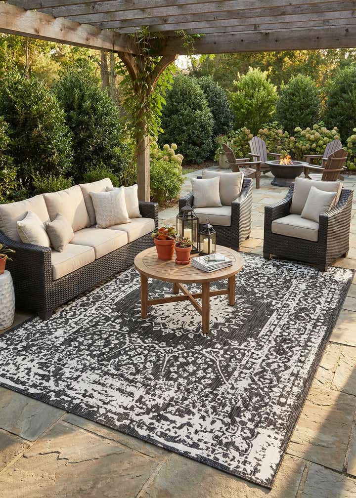 9' x 12' Easy-Clean Traditional Indoor / Outdoor Rug