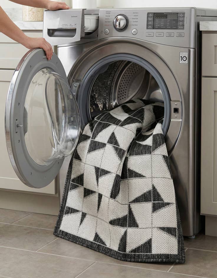 Detail image of 2' x 3'  Washable Modern Indoor / Outdoor Rug