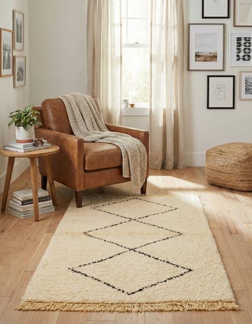 2' 9 x 4' 8 Hand Knotted Moroccan Wool Rug