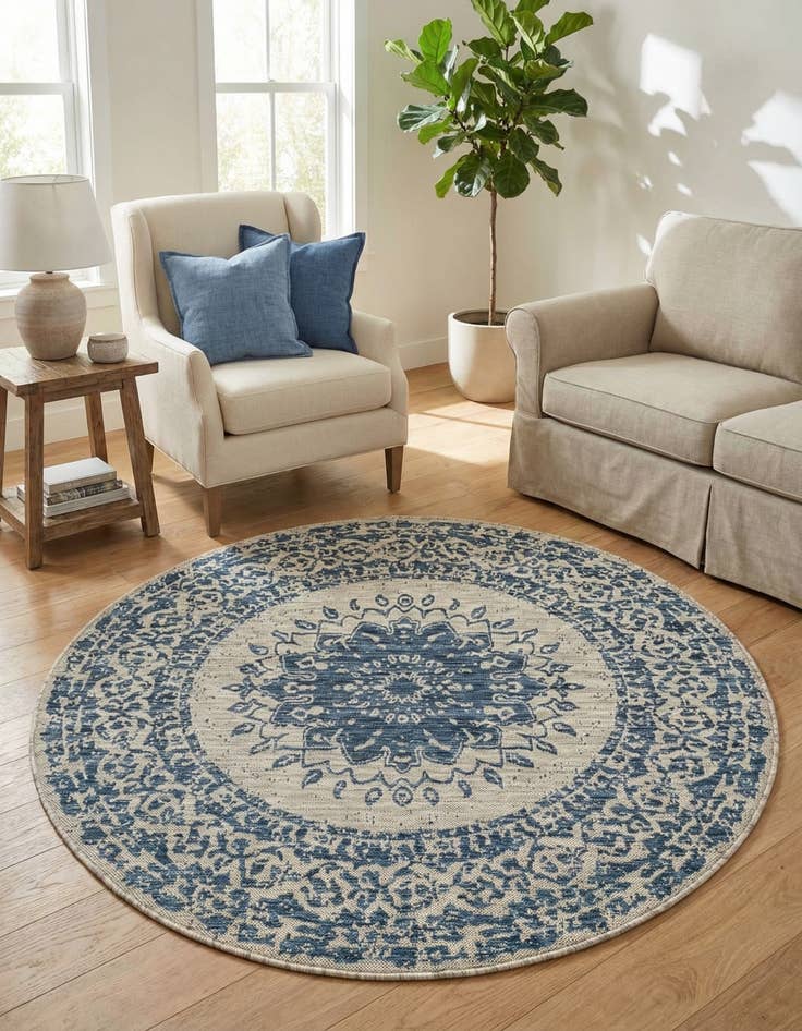 Detail image of 6' x 6' Easy-Clean Traditional Indoor / Outdoor Round Rug