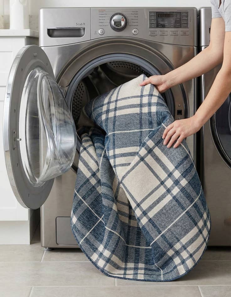 Detail image of  7' 10 x 7' 10  Washable Checkered Indoor / Outdoor Round Rug