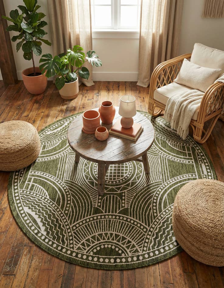 Detail image of 6' x 6' Easy-Clean Traditional Indoor / Outdoor Round Rug