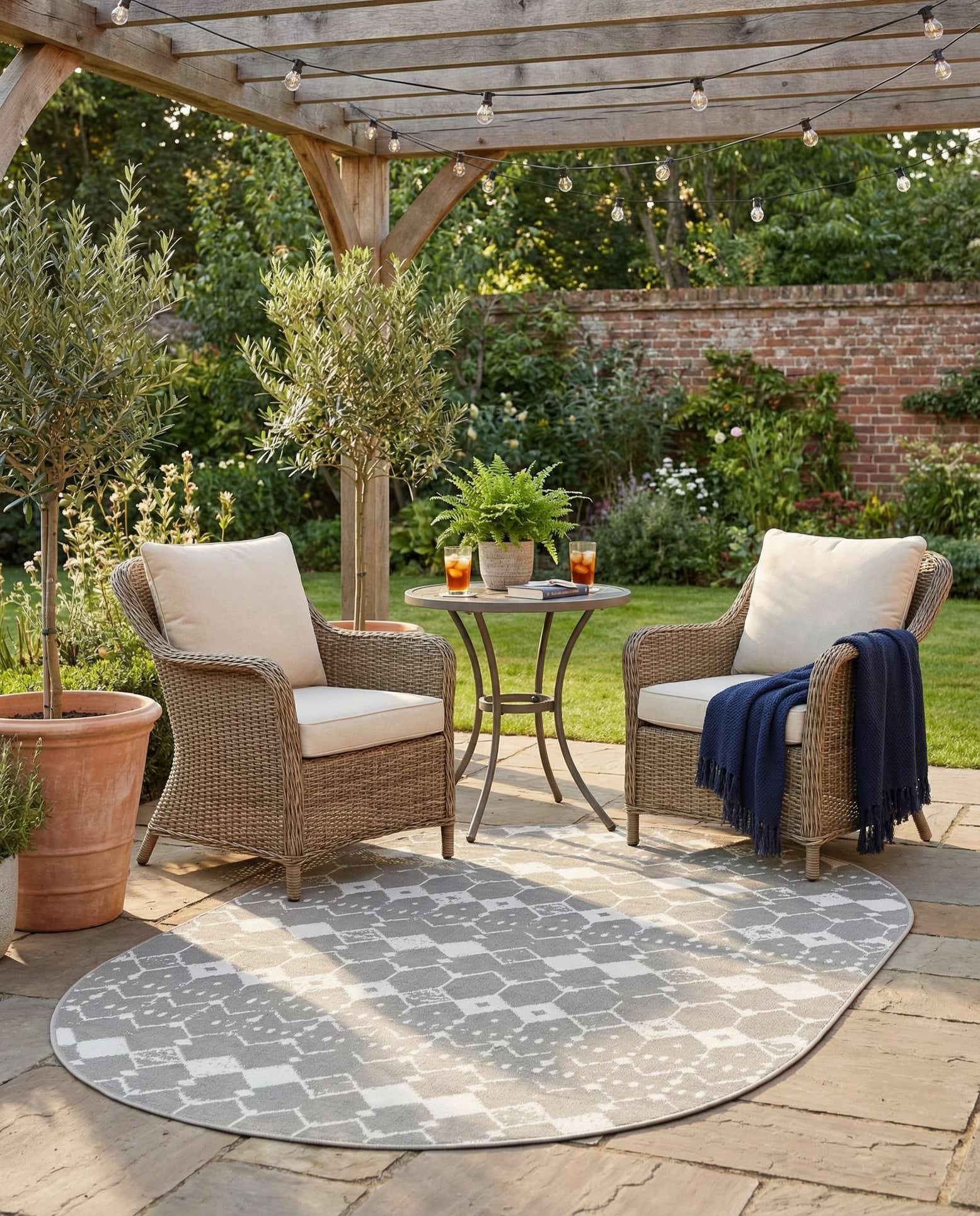 5' 3 x 8' Easy-Clean Trellis Indoor / Outdoor Oval Rug