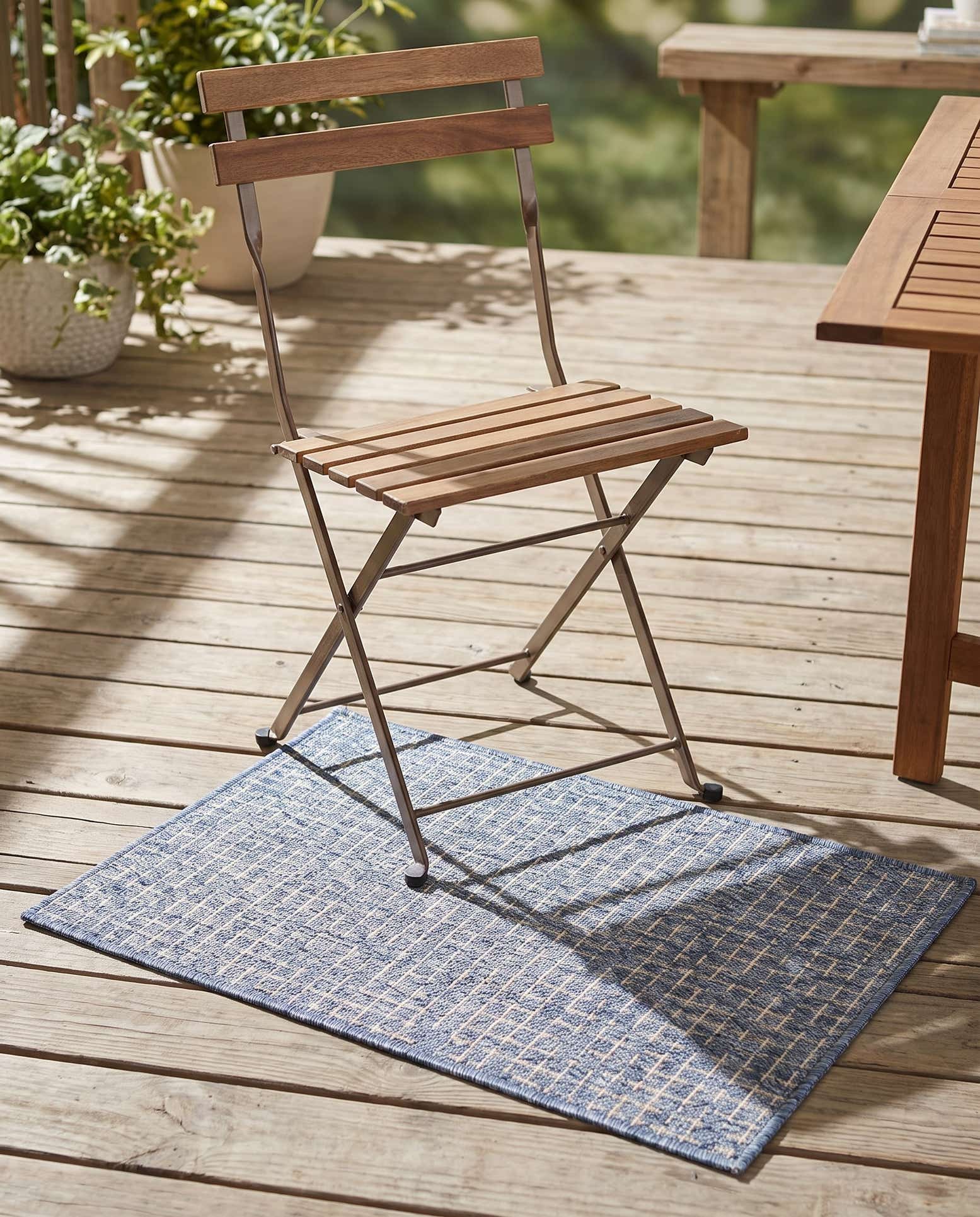 2' x 3' Easy-Clean Checkered Indoor / Outdoor Rug