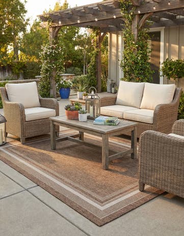 6' x 9' Easy-Clean Border Indoor / Outdoor Rug