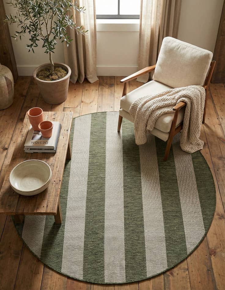 Detail image of 6' x 6'  Washable Striped Indoor / Outdoor Round Rug