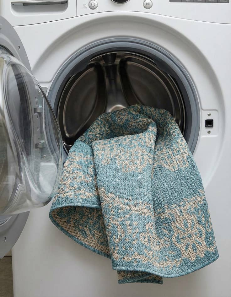 Detail image of 4' x 4'  Washable Traditional Indoor / Outdoor Round Rug